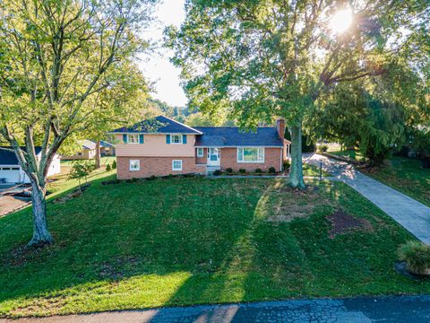 Photo of 1681 Knob Hill Drive, Coshocton, OH 43812 (MLS # 225037612)