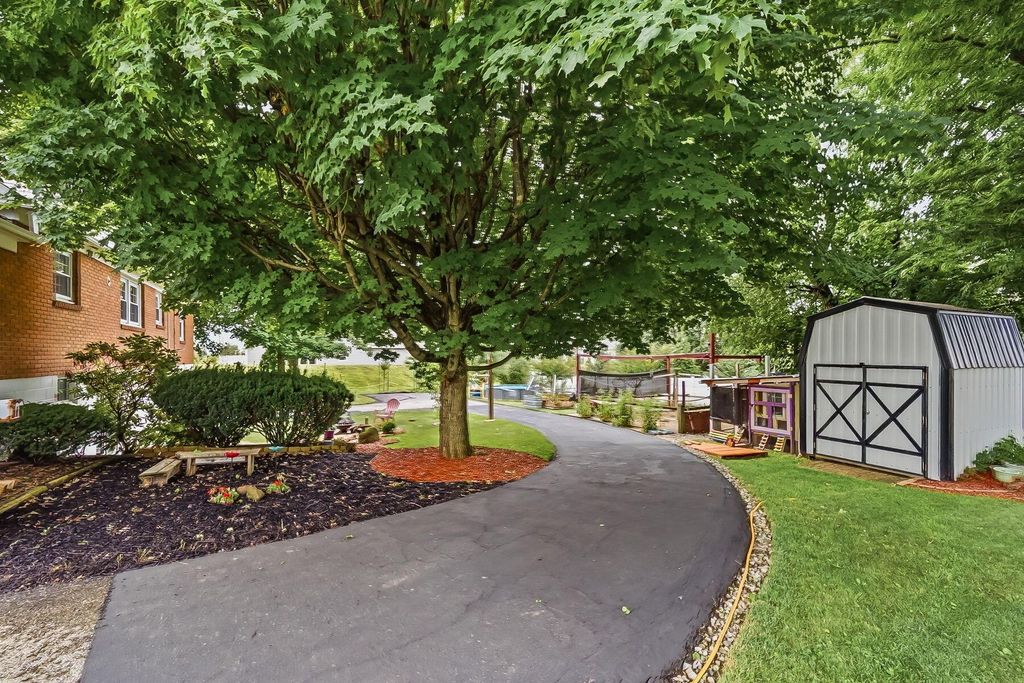 Photo of 2072 N Columbus Street, Lancaster, OH 43130 (MLS # 226022893)