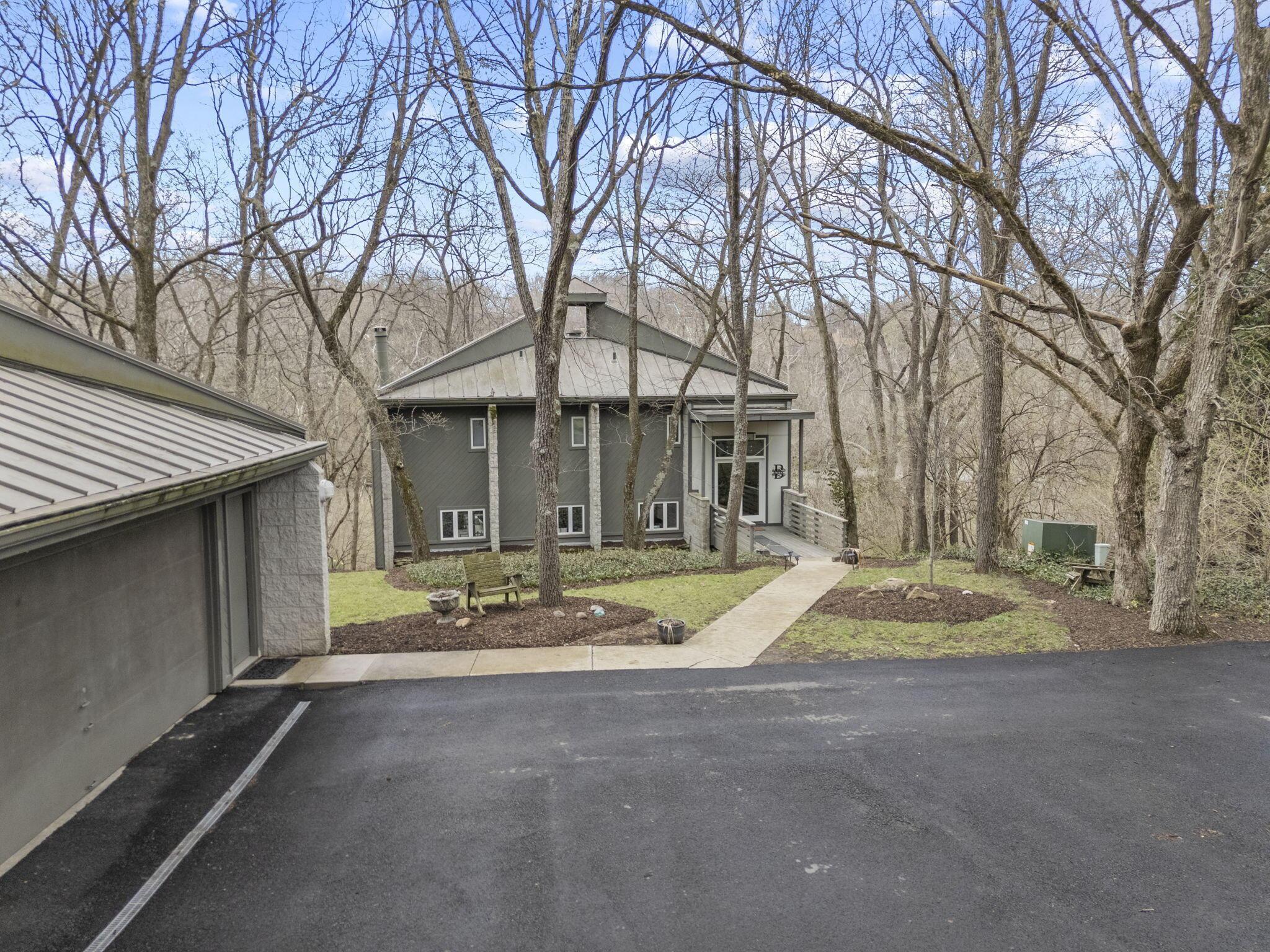 7985 Riverside Drive