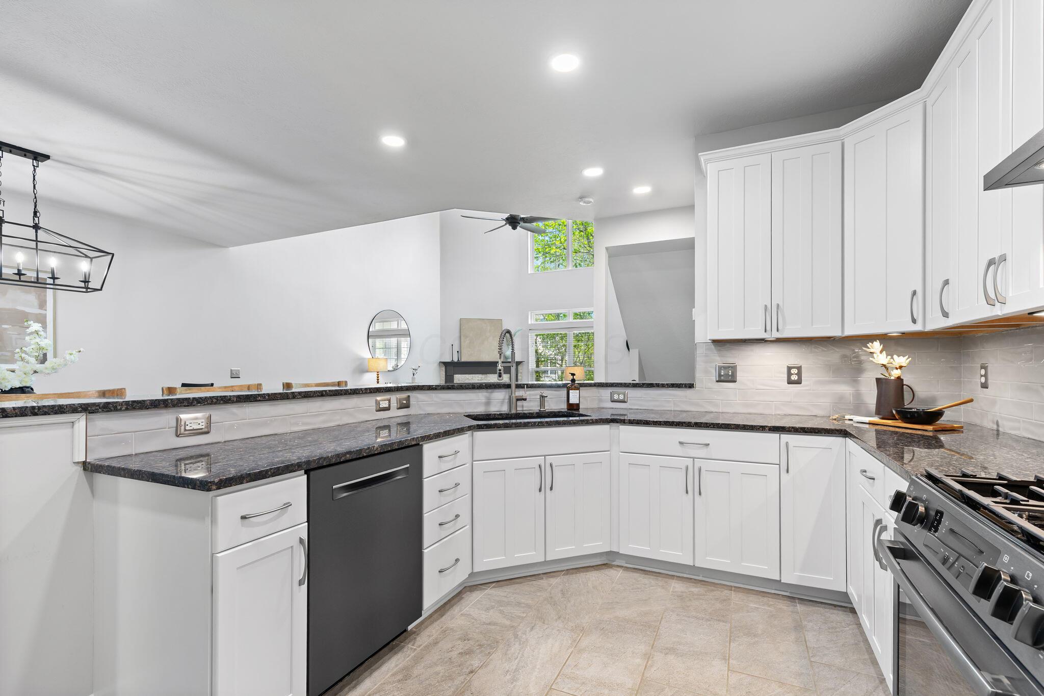 7330 Deer Valley Xing, Powell, Ohio image 3
