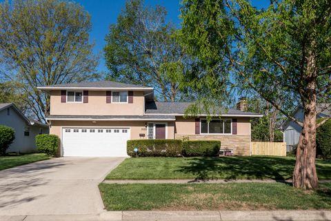 Photo of 5533 Redwood Road, Columbus, OH 43229 (MLS # 226012873)