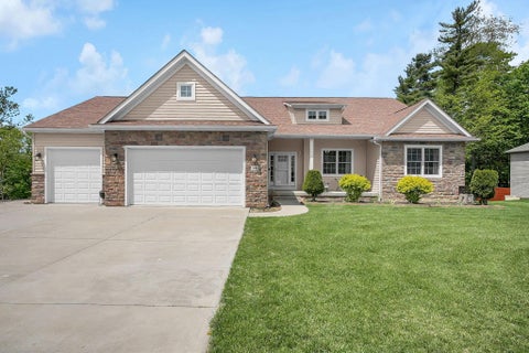 Photo of 390 Laurel Oak Lane, Heath, OH 43056 (MLS # 226016120)