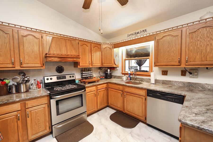 2406 Apple Valley Drive, Howard, Ohio image 11
