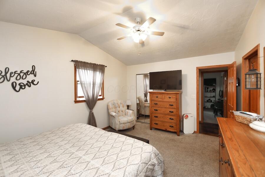 2406 Apple Valley Drive, Howard, Ohio image 21