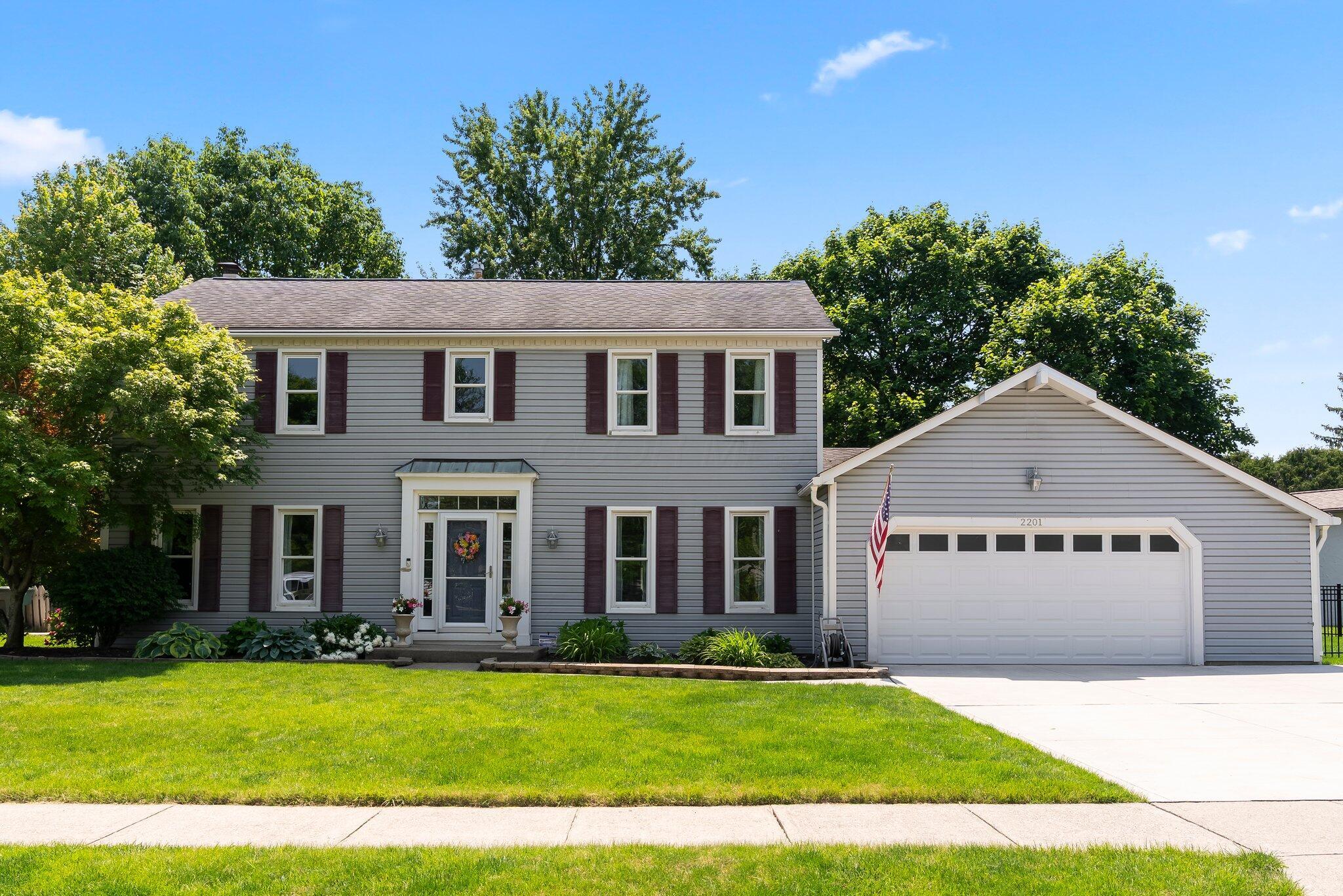2201 Stratingham Drive, Dublin, Ohio image 2