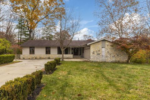 Photo of 834 Persimmon Place, Columbus, OH 43213 (MLS # 225043209)