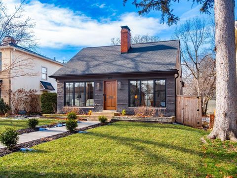 Photo of 221 S Roosevelt Avenue, Bexley, OH 43209 (MLS # 226000346)