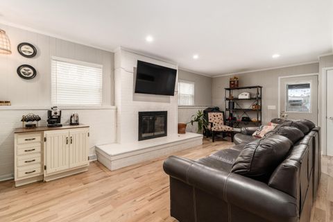 Tiny photo for 582 E Lincoln Avenue, Columbus, OH 43214 (MLS # 225044976)