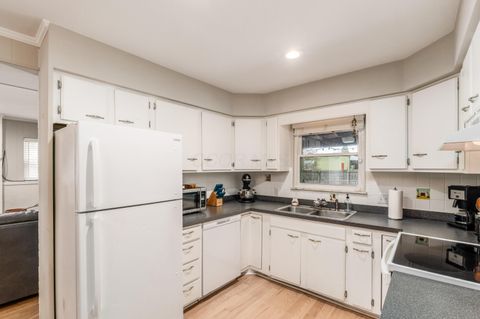 Tiny photo for 582 E Lincoln Avenue, Columbus, OH 43214 (MLS # 225044976)