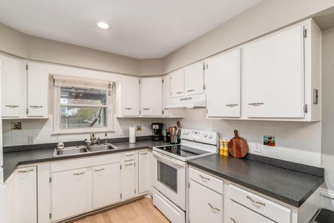 Tiny photo for 582 E Lincoln Avenue, Columbus, OH 43214 (MLS # 225044976)