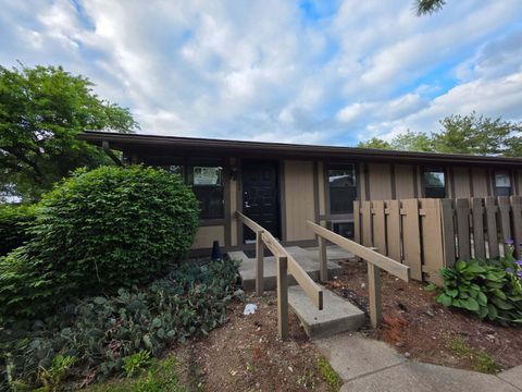 Photo of 1726 Sunapple Way, Columbus, OH 43232 (MLS # 226016675)