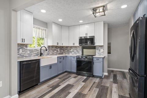 Tiny photo for 1971 New Market Drive, Grove City, OH 43123 (MLS # 226013969)