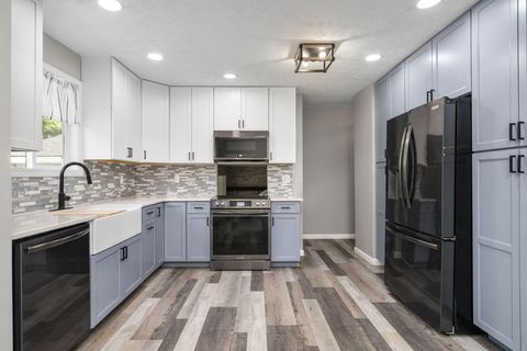 Tiny photo for 1971 New Market Drive, Grove City, OH 43123 (MLS # 226013969)