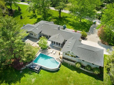 Photo of 4954 Thornhill Lane, Dublin, OH 43017 (MLS # 226015803)