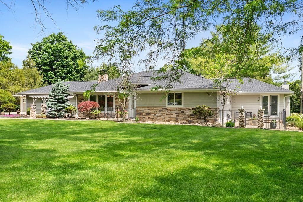 Photo of 4954 Thornhill Lane, Dublin, OH 43017 (MLS # 226015803)