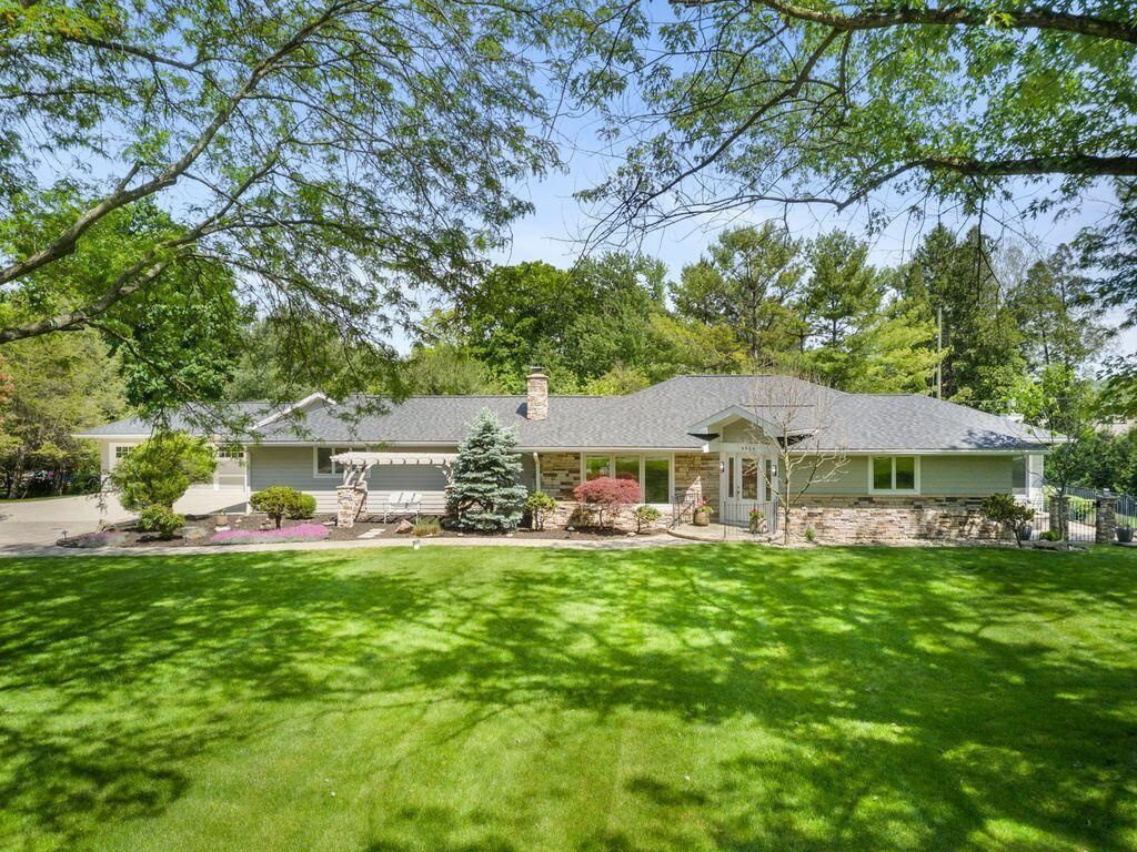 Photo of 4954 Thornhill Lane, Dublin, OH 43017 (MLS # 226015803)