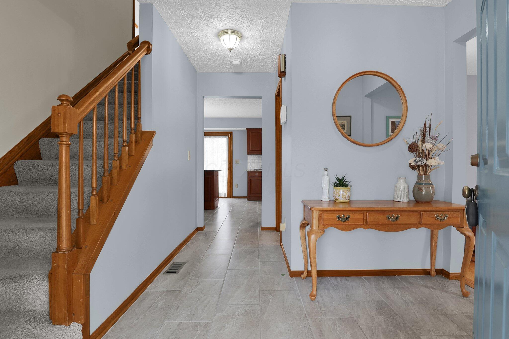 2923 Honeysuckle Lane, Hilliard, Ohio image 3