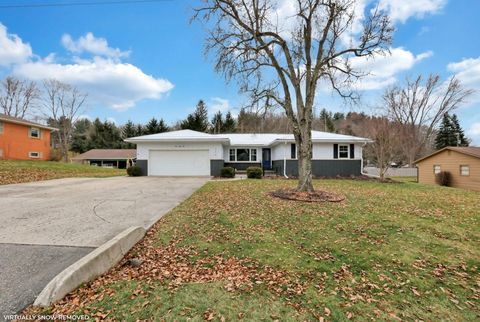 Photo of 236 Elm Drive NE, Newark, OH 43055 (MLS # 226006034)