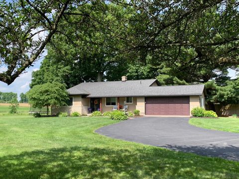 Photo of 124 Pine Village Drive, Granville, OH 43023 (MLS # 226017441)