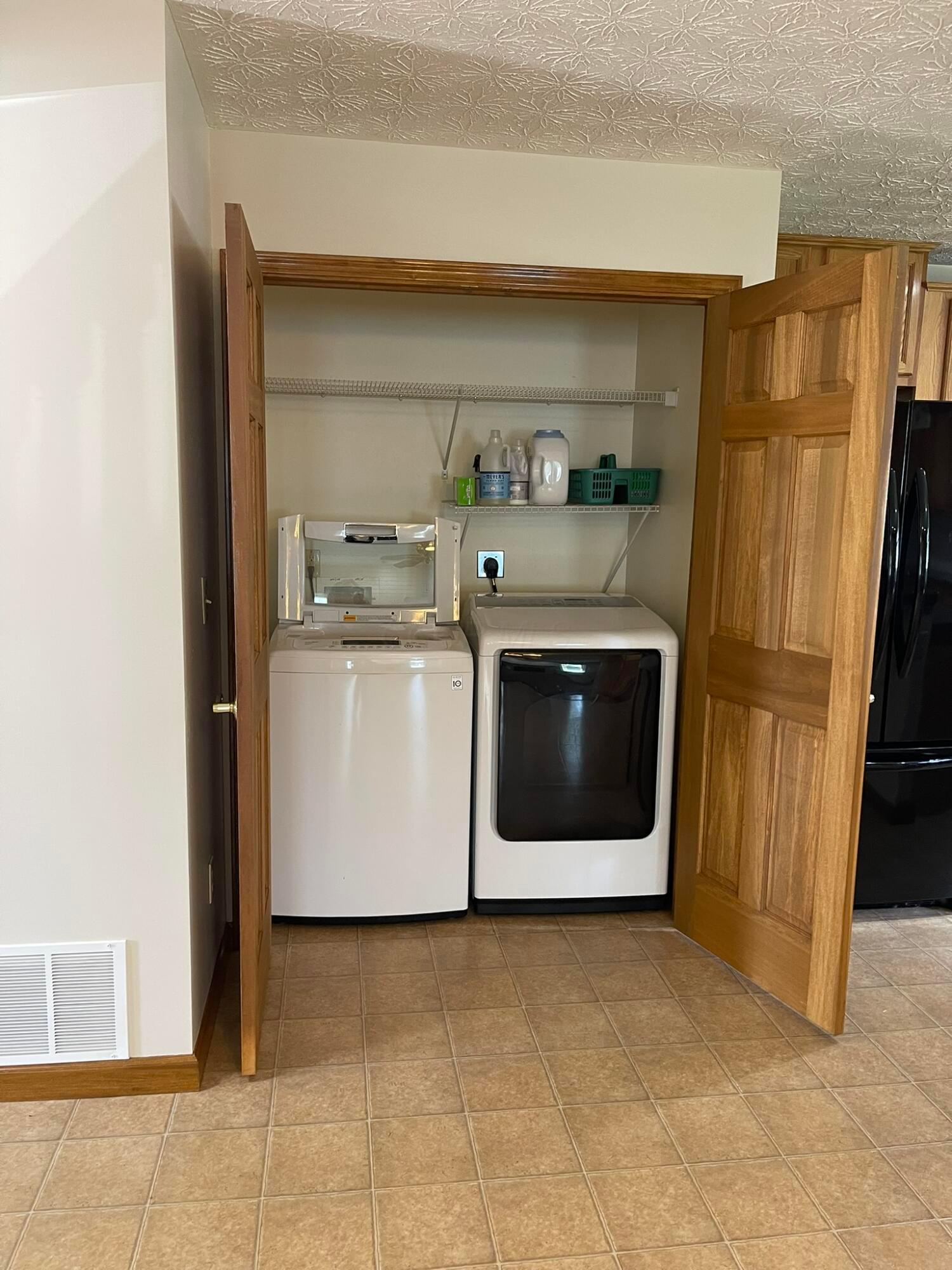 1386 River Trail Drive, Grove City, Ohio image 16