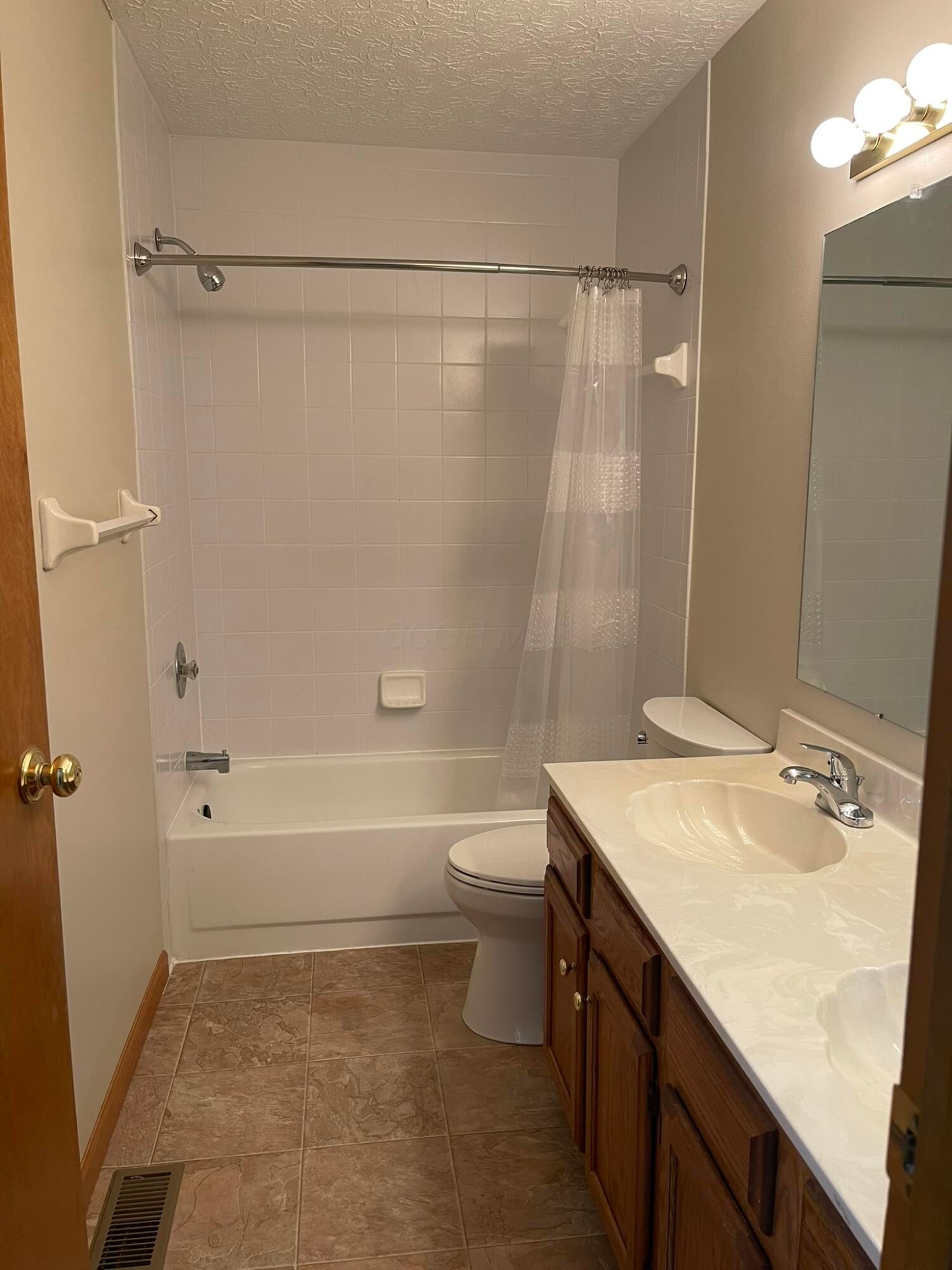1386 River Trail Drive, Grove City, Ohio image 30