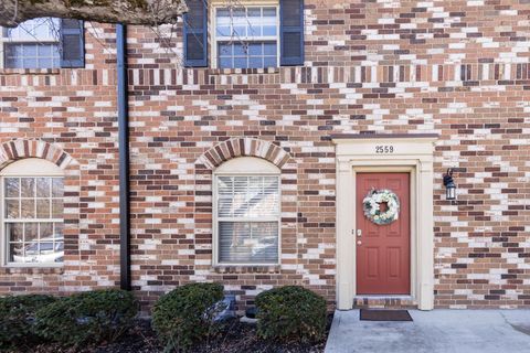 Tiny photo for 2559 Olde Hill Court S, Columbus, OH 43221 (MLS # 226005819)