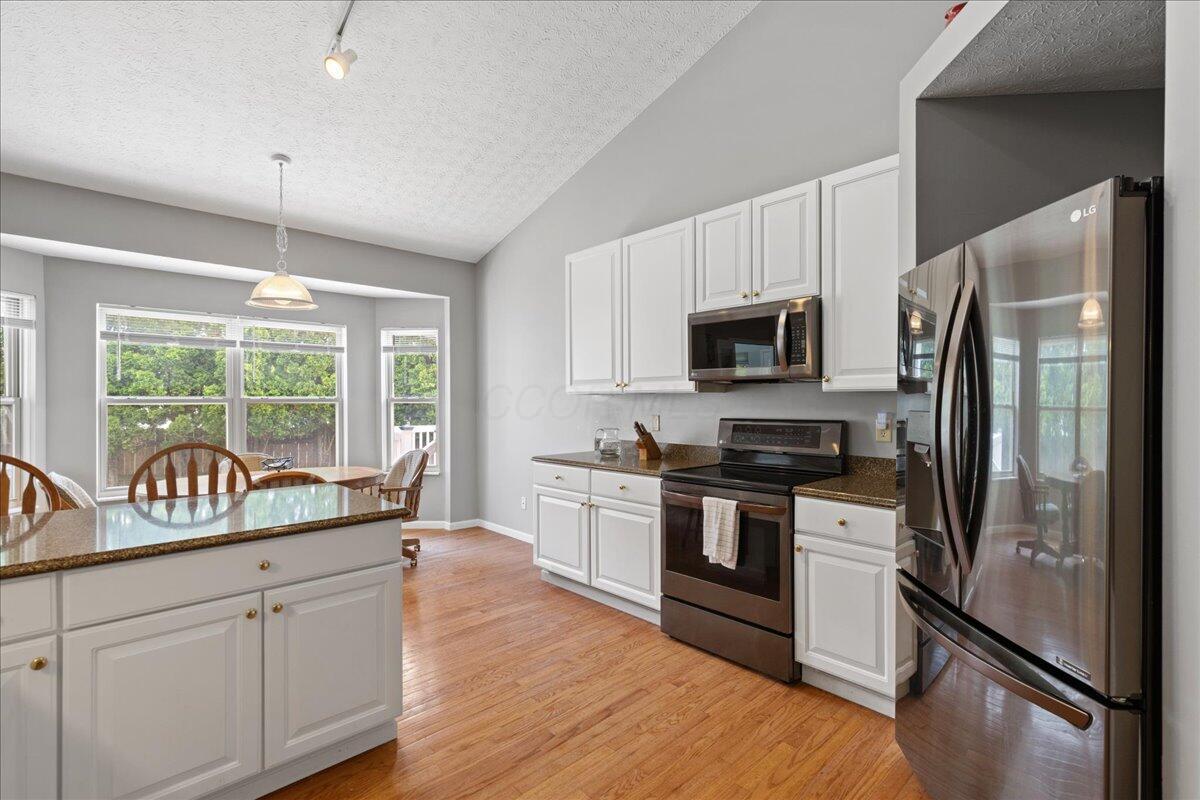 2880 Longridge Way, Grove City, Ohio image 9