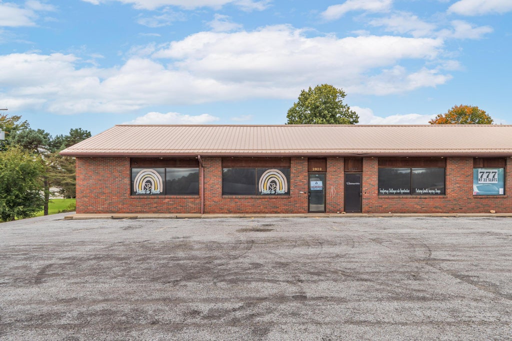 Photo of 2927-2929 Maysville Pike, Zanesville, OH 43701 (MLS # 226037393)