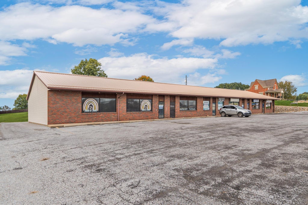 Photo of 2927-2929 Maysville Pike, Zanesville, OH 43701 (MLS # 226037393)