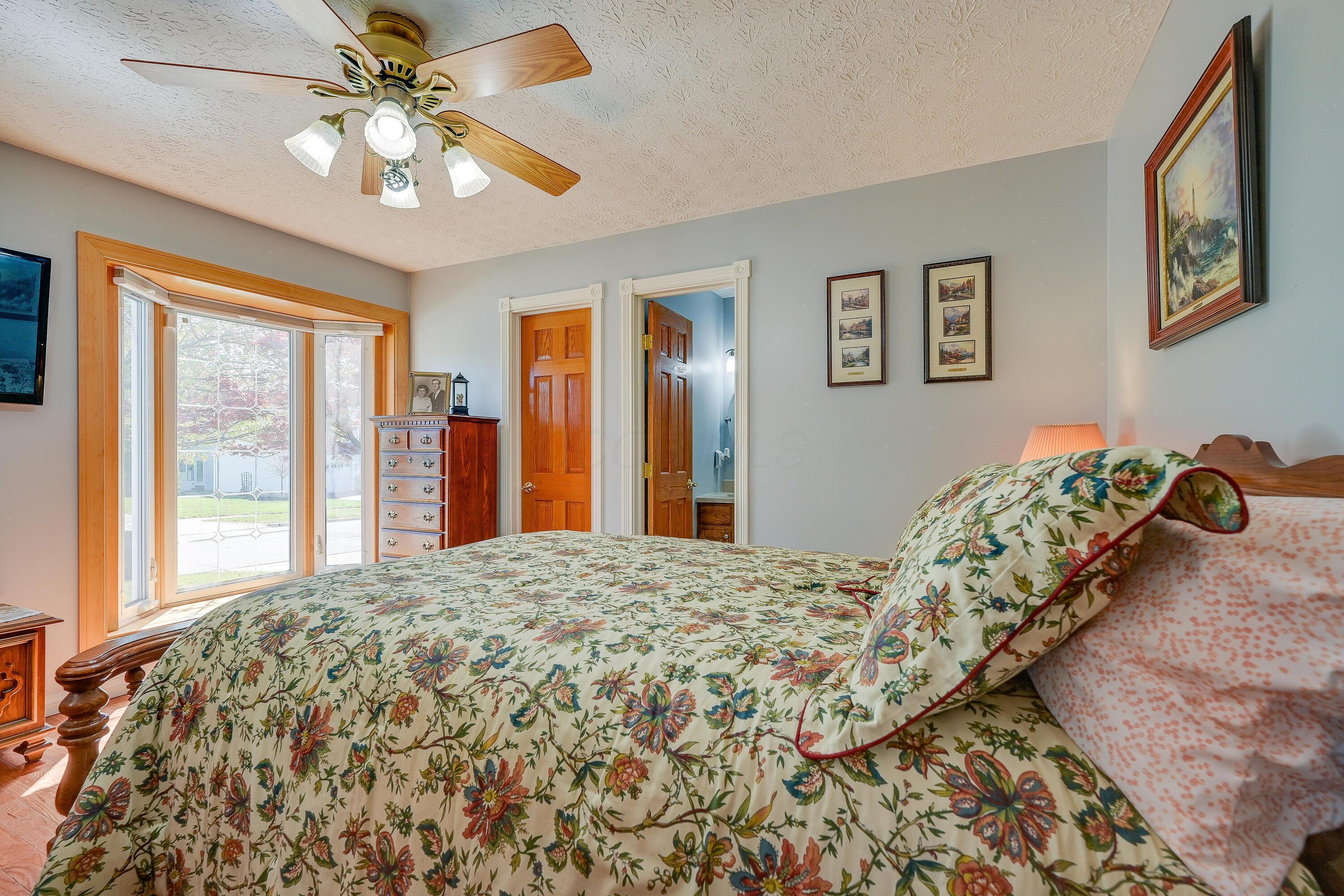 1955 Manley Way, Grove City, Ohio image 15