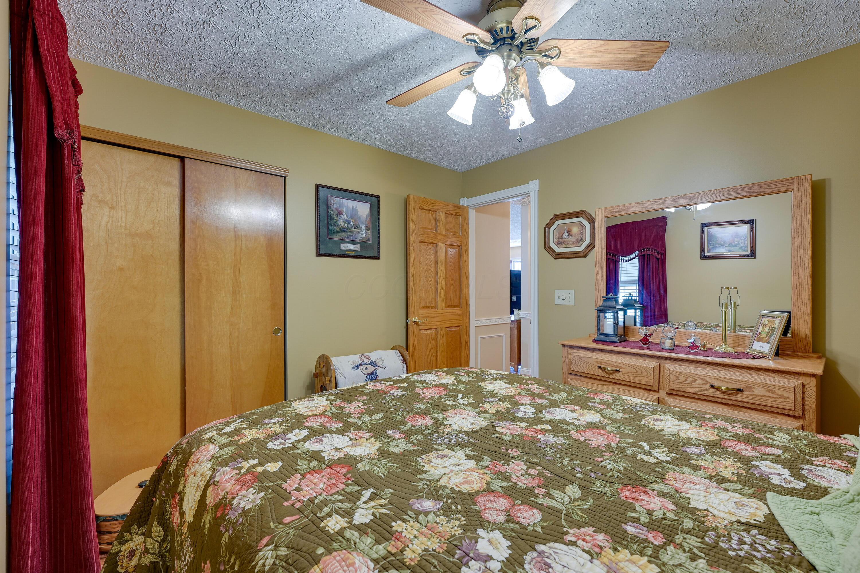 1955 Manley Way, Grove City, Ohio image 23