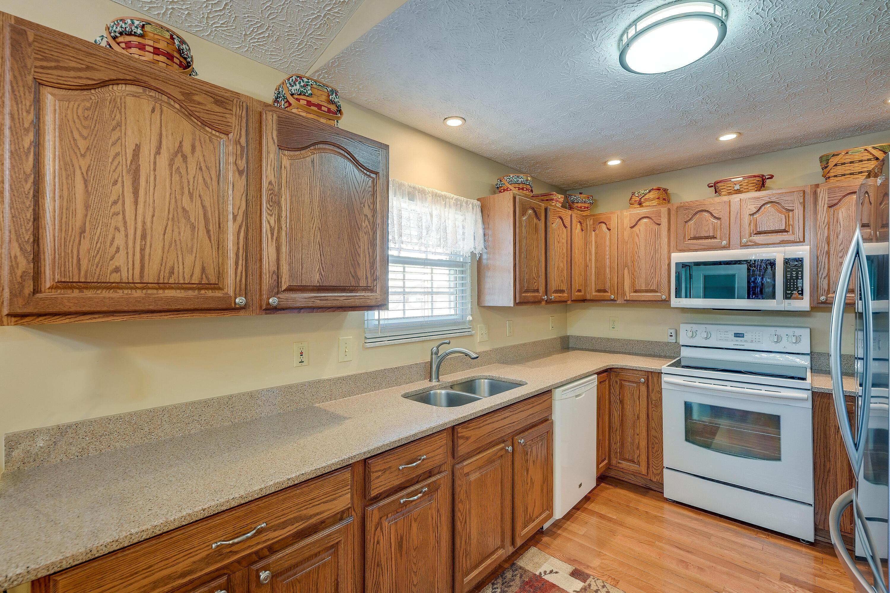 1955 Manley Way, Grove City, Ohio image 12