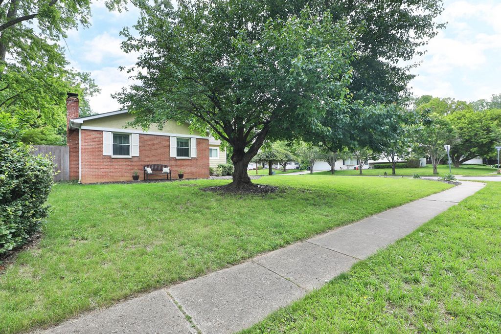 Photo of 184 Melbourne Place, Worthington, OH 43085 (MLS # 226012134)