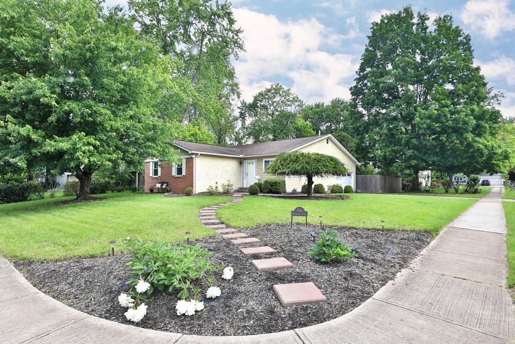 Photo of 184 Melbourne Place, Worthington, OH 43085 (MLS # 226012134)