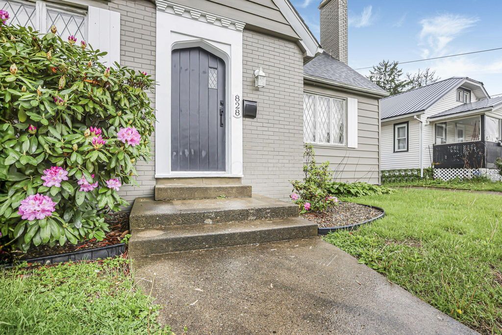 Photo of 828 Lindbergh Avenue, Zanesville, OH 43701 (MLS # 226014725)