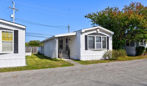 Tiny photo for 5019 N High Street 82 #82, Columbus, OH 43214 (MLS # 226000520)