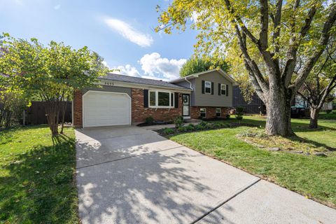 Photo of 2633 McClain Court, Grove City, OH 43123 (MLS # 225043200)