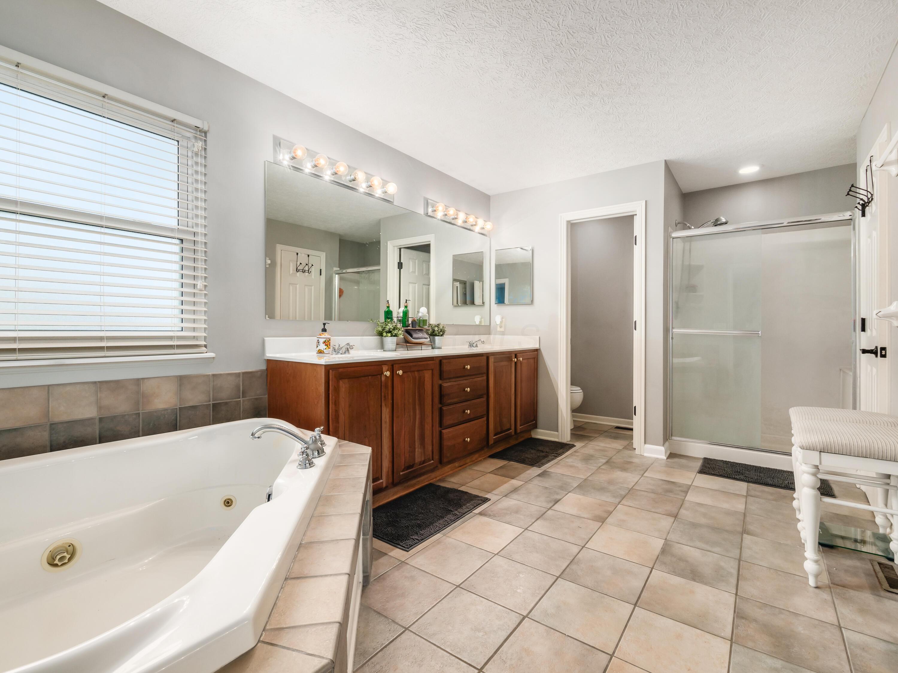 2019 Autumn Wind Drive, Grove City, Ohio image 16