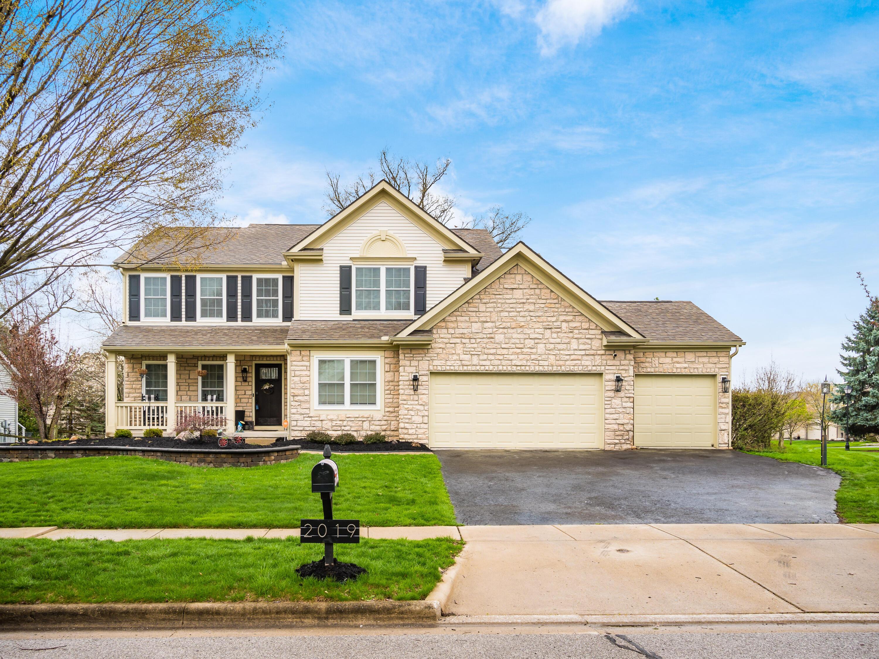2019 Autumn Wind Drive, Grove City, Ohio image 1