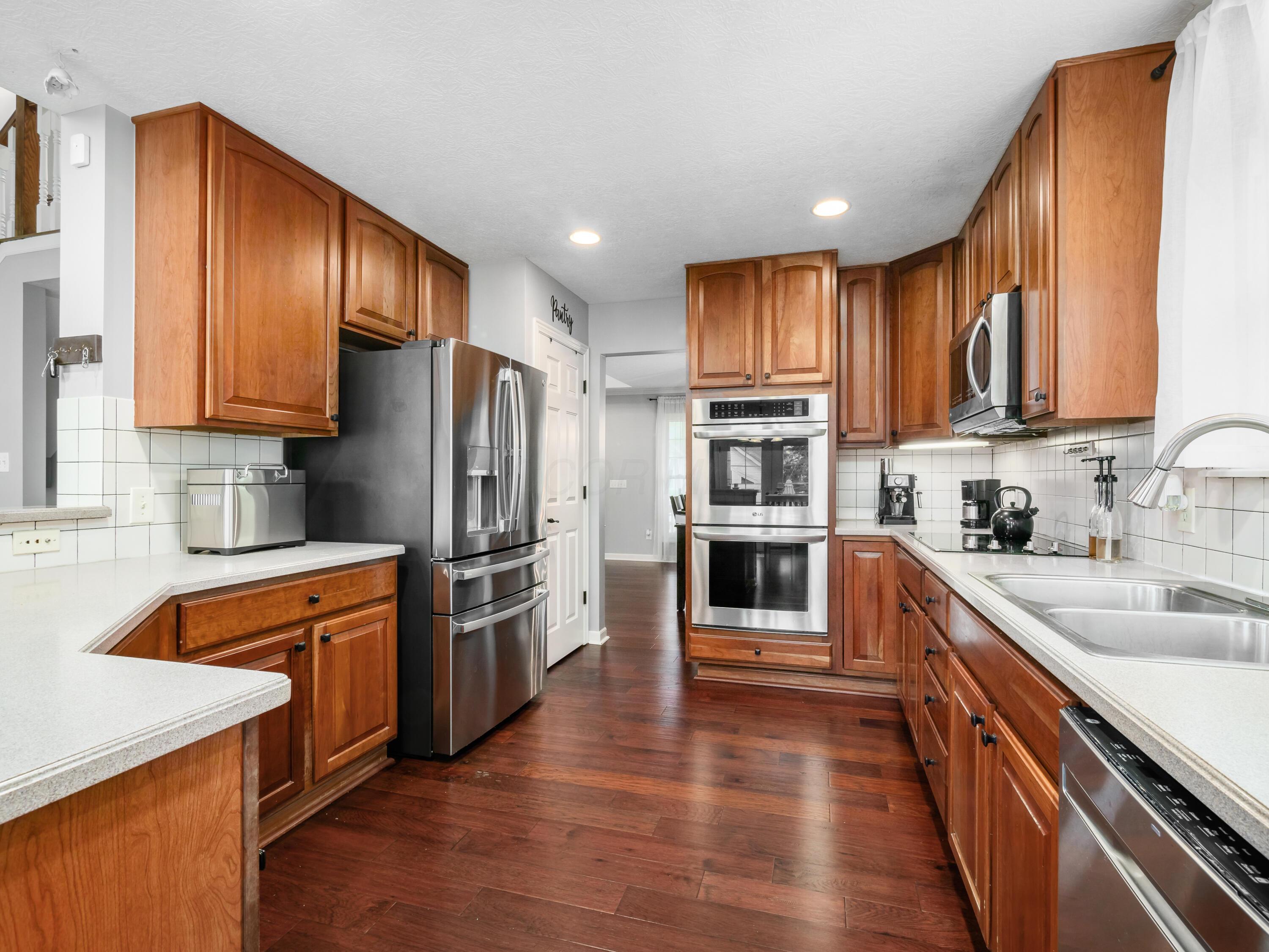 2019 Autumn Wind Drive, Grove City, Ohio image 9
