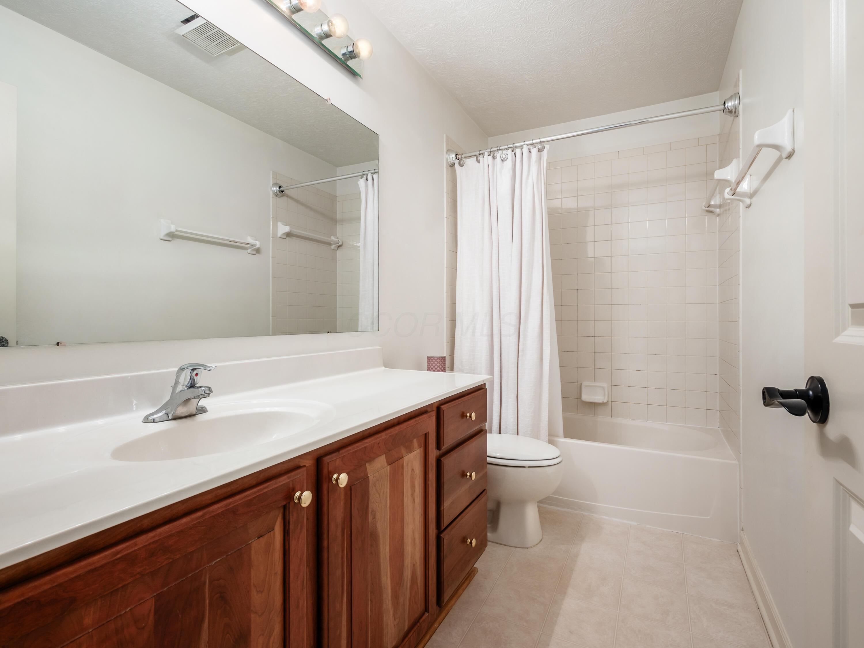 2019 Autumn Wind Drive, Grove City, Ohio image 22