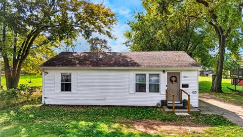 Photo of 6135 Roselawn Avenue, Columbus, OH 43232 (MLS # 226038804)