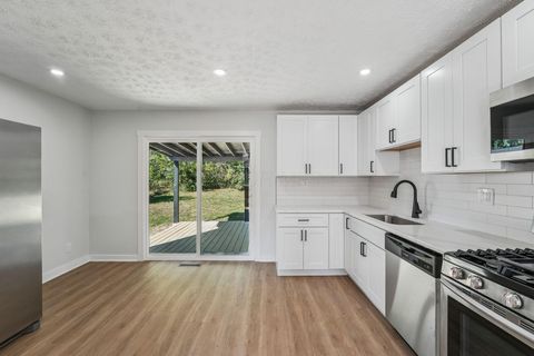 Tiny photo for 3274 Parklane Avenue, Columbus, OH 43231 (MLS # 225037648)