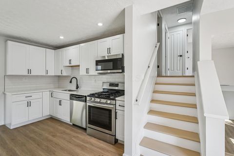 Tiny photo for 3274 Parklane Avenue, Columbus, OH 43231 (MLS # 225037648)
