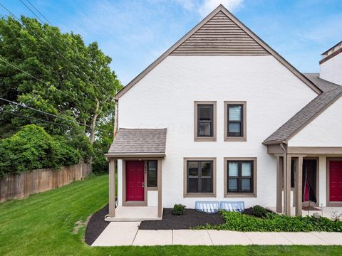 Photo of 424 Edinburgh Road, Dublin, OH 43017 (MLS # 226022022)