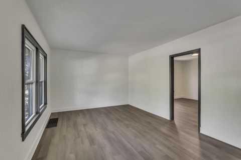 Tiny photo for 141 S Kensington Place, Springfield, OH 45504 (MLS # 225037227)
