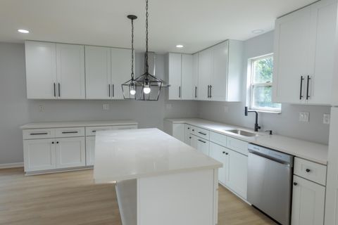 Photo of 512 N Warren Avenue, Columbus, OH 43204 (MLS # 226024769)