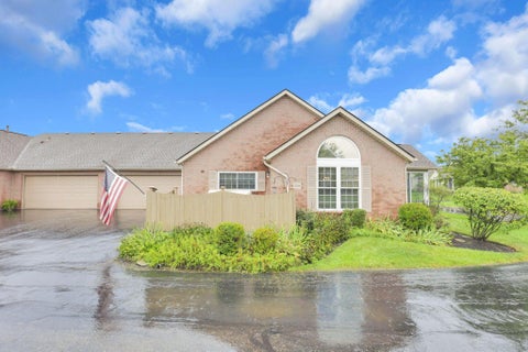 Photo of 2018 Farmbrook Circle N, Grove City, OH 43123 (MLS # 226034586)