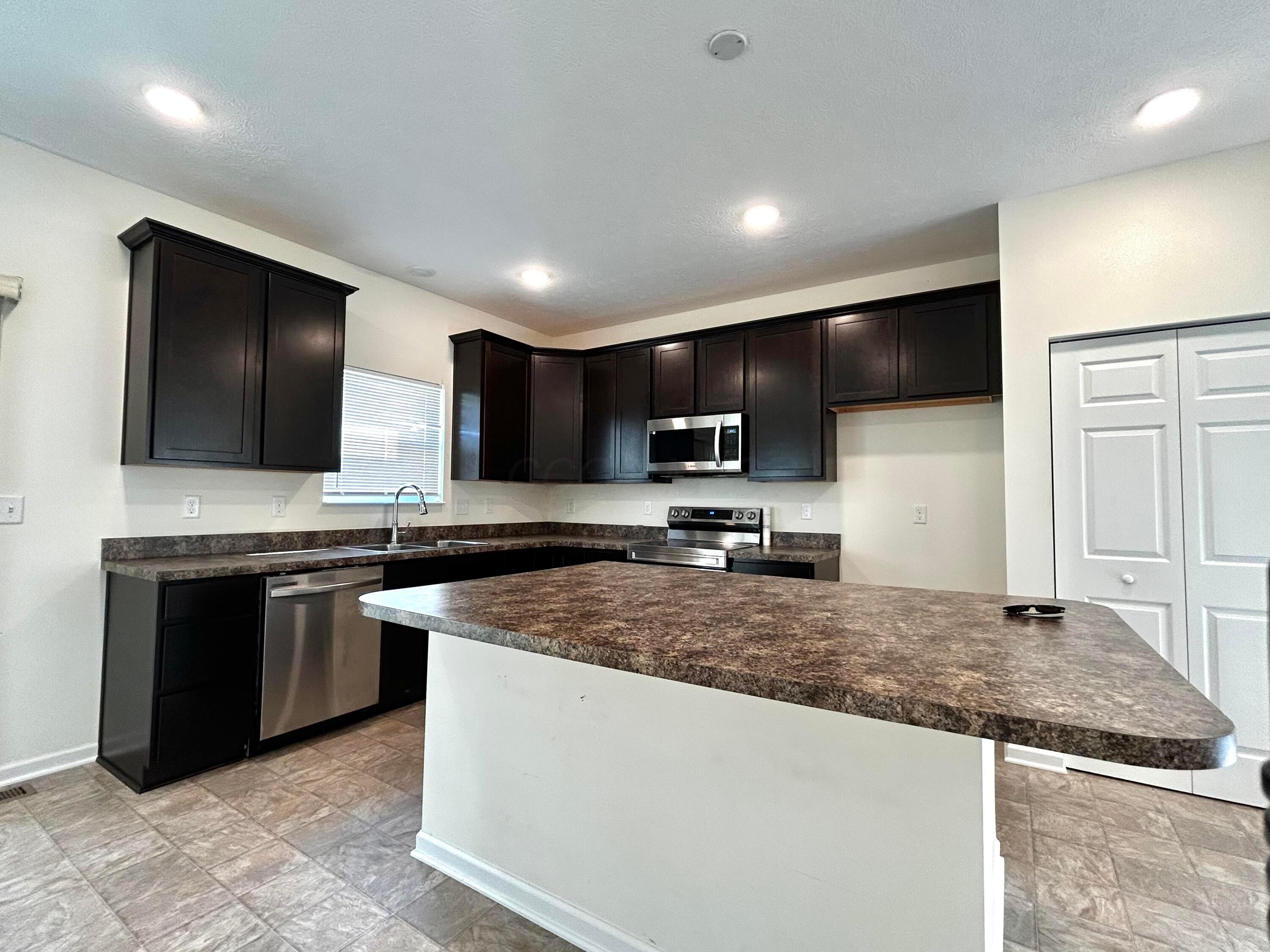 1154 Hampton Lane, London, Ohio image 11