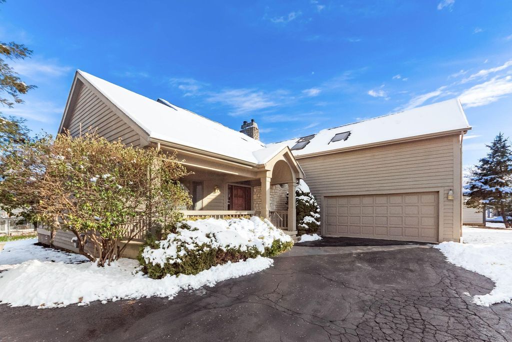 Photo of 1307 Lakeside Court, Worthington, OH 43085 (MLS # 225044408)